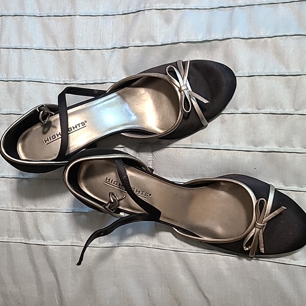 Black Pumps with Bow Accent